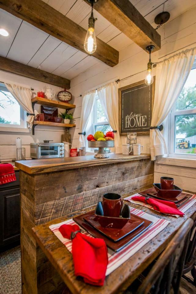 Cozy Cabin Little Red Hen 12 Min To Magnolia Waco Kültér fotó